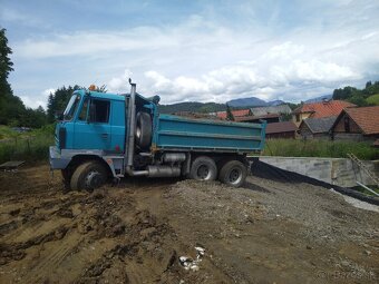 Tatra 815 pri vykládke sypkého materiálu